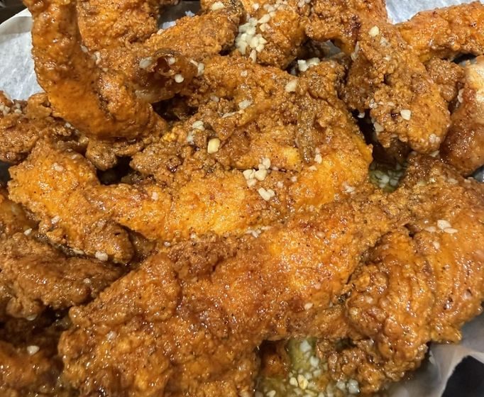 Get ready for the best tenders around! Our hand battered tenders are always fresh, never frozen, and cooked to crispy perfection. Choose your favorite sauce (feel free to mix flavors, Claws can also be split 1/2 & 1/2 with a 20 piece order. Every order comes with one dipping sauce. Craving more? Celery and extra sauces/dressings are available for a small additional charge.
